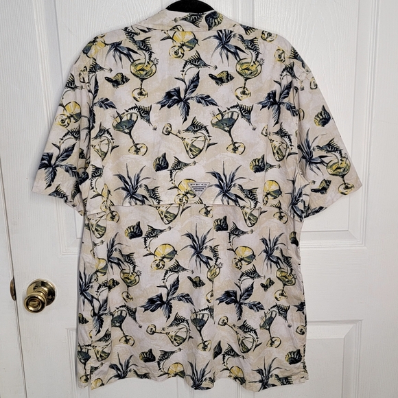 Columbia PFG Marlins and Martinis Print Short Sleeve Button Up Shirt - Picture 2 of 12